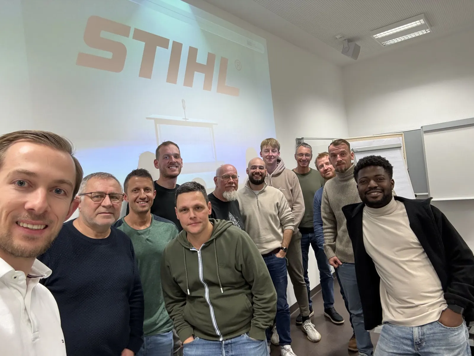 Hands-on-Gruppenarbeit während der KI-Schulung bei STIHL